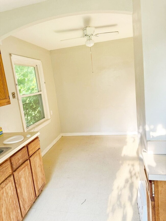 Building Photo - 3 BED 1 BATH BEAUTIFUL SINGLE FAMILY HOME