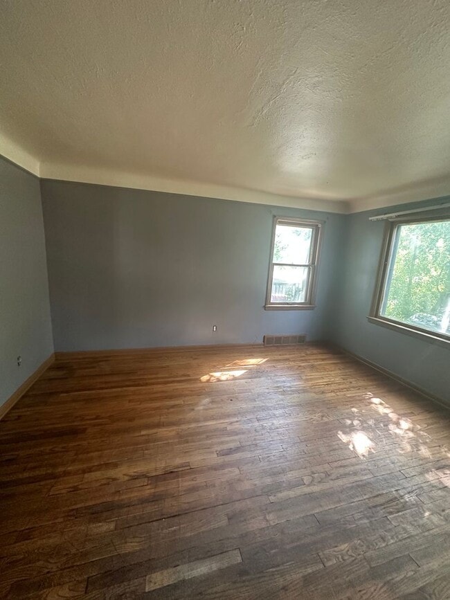 Building Photo - Cleveland East Side 2 Bed Single