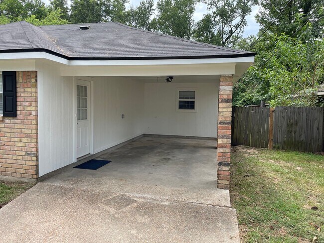 Building Photo - Updated 3 Bedroom off North Market