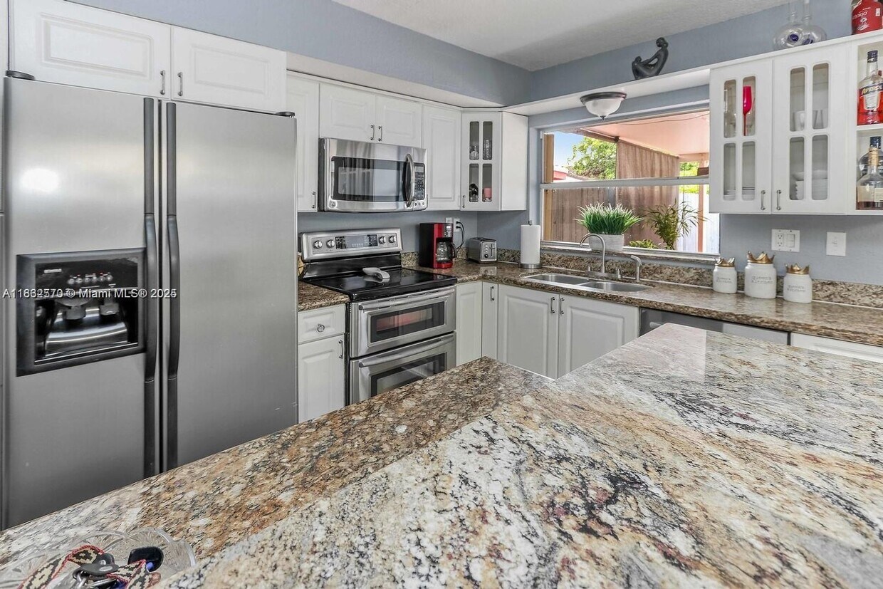 Foto principal - 1021 SW 104th Ct