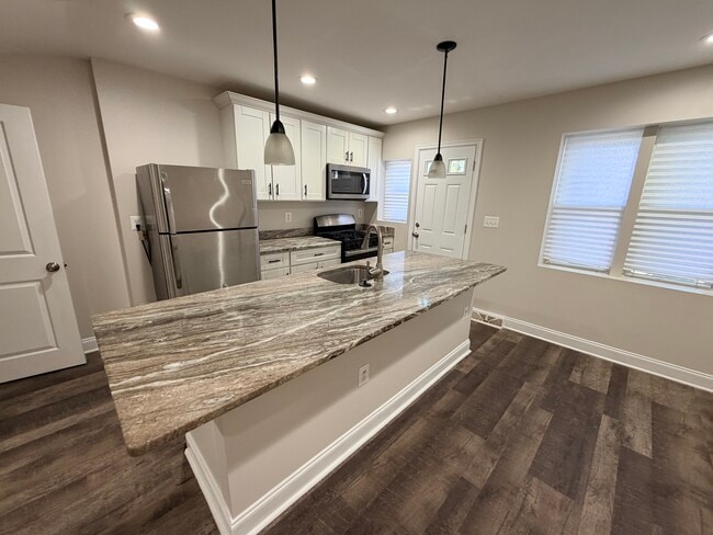 Eat in high-end kitchen - 607 Cheraton rd House