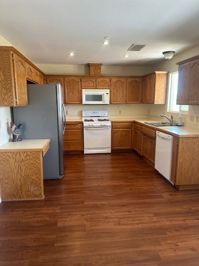 Building Photo - 2 Bedroom 2  Bathrooms