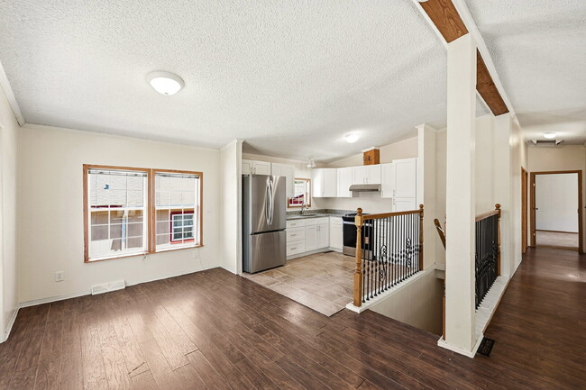 Building Photo - $2,595.95, 5 bed, 3.5 bath with a fenced back yard