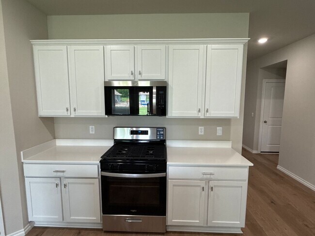 Building Photo - Welcome to your beautiful 4 bed 2 bath new...