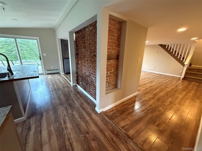 Building Photo - 10 Crans Rd