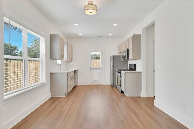 Foto del edificio - One level home with garage!