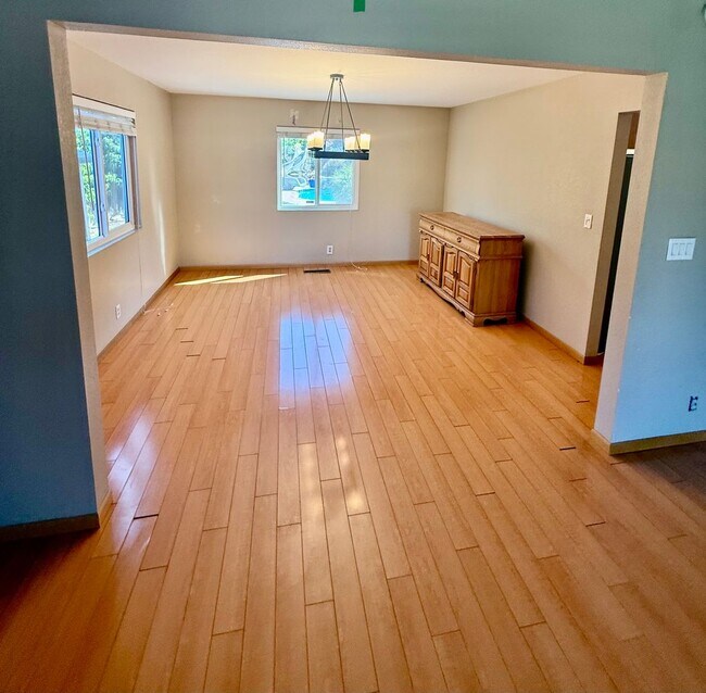 Foto del edificio - Beautiful 4-Bedroom, 3-Bath Home with Pool...