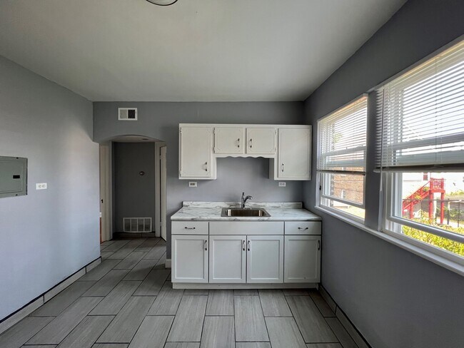Building Photo - 4017 S Francisco Ave