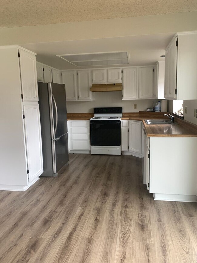 Building Photo - Welcome to your quiet NW neighborhood near...