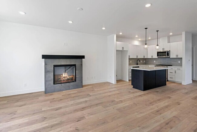 Foto del edificio - New Construction Townhome in SIsters