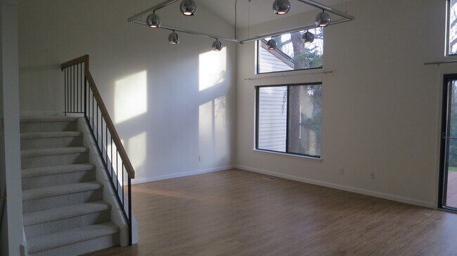 Building Photo - 125 Eagles Crescent