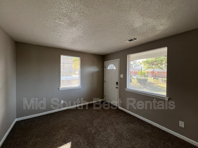 Building Photo - 1690 Silver St