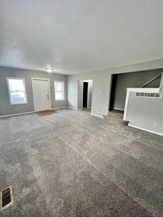 Building Photo - NEW LISTING! 3 BEDROOM HOUSE