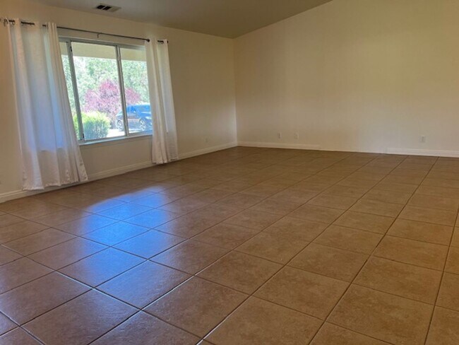 Building Photo - 3 Bedrooms, 2 baths, 2 car garage