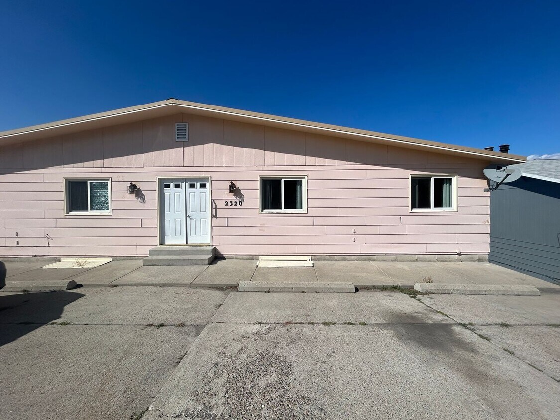 Primary Photo - 2320 W Foothills Dr