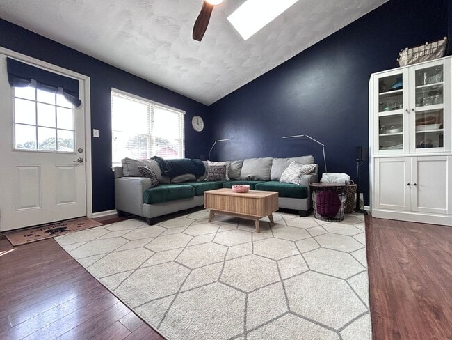 Foto del edificio - 3-bedroom Gem in the heart of Virginia Bea...