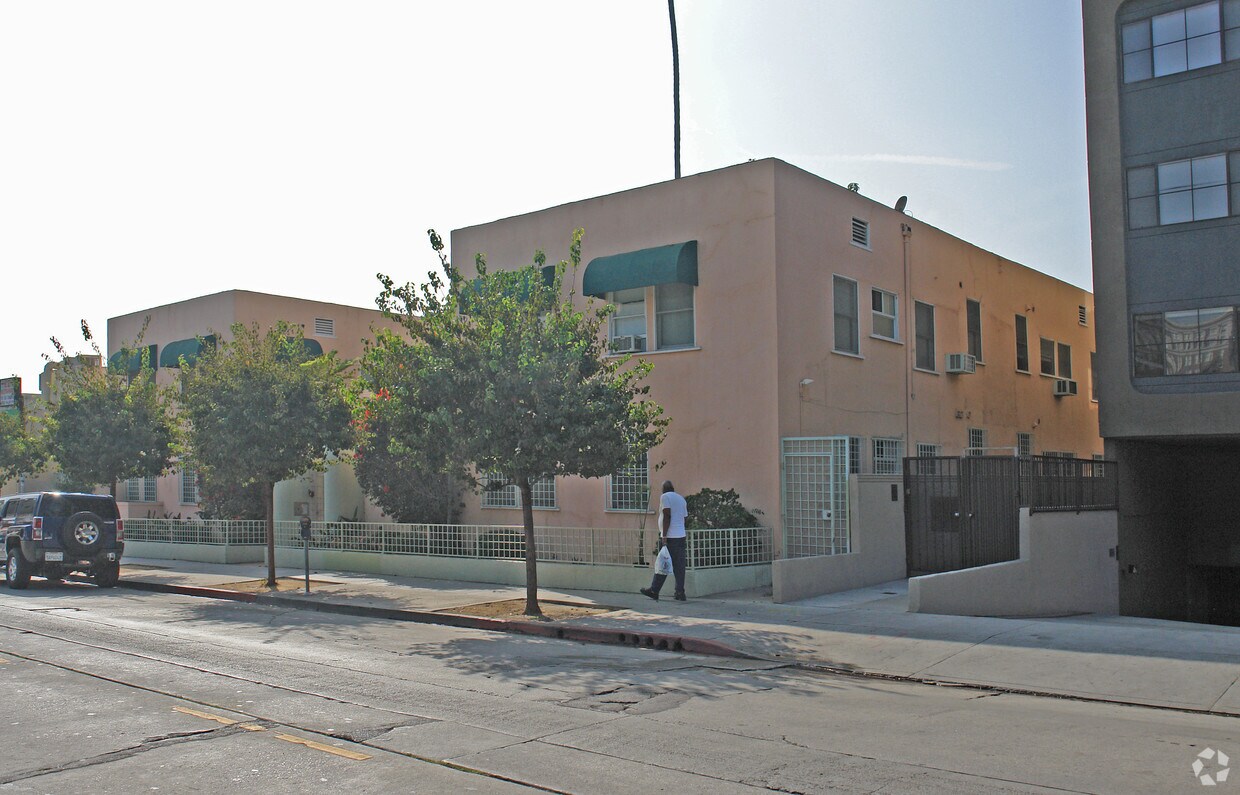 Building Photo - 1723-1731 N Wilcox Ave