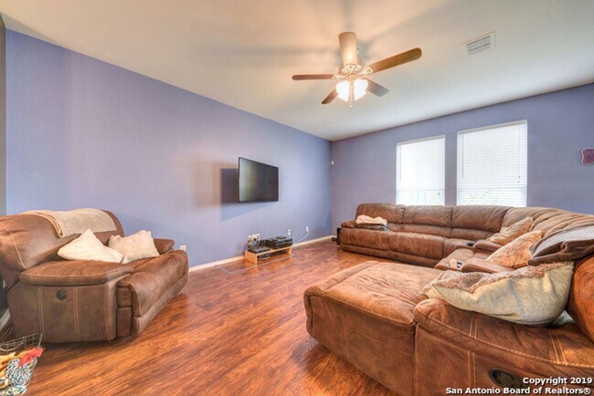 Building Photo - 3 Bedroom/2.5 Bathroom Home Located in Bentwood Ranch