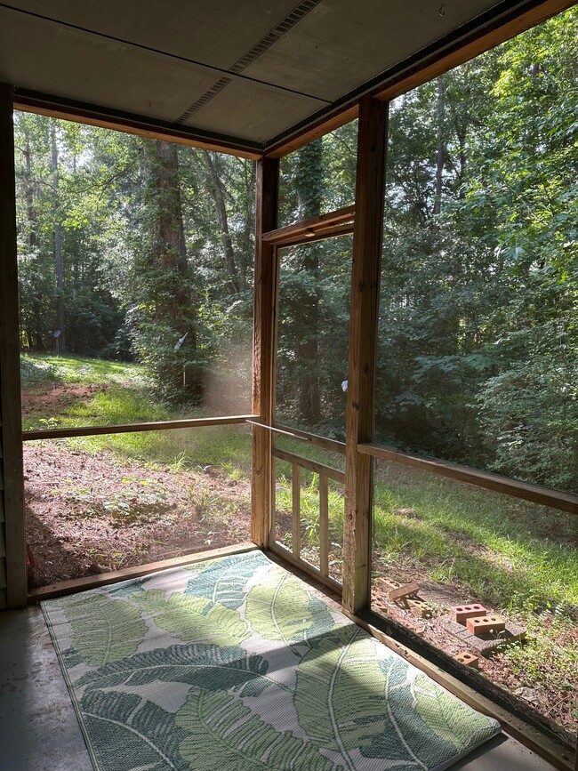 Spacious outdoor sunroom - 245 Willow Ct