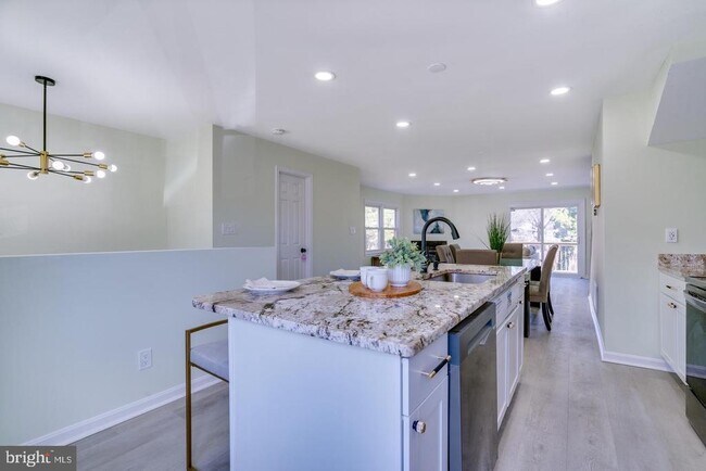 Foto del edificio - 8213 Roxbury Dr