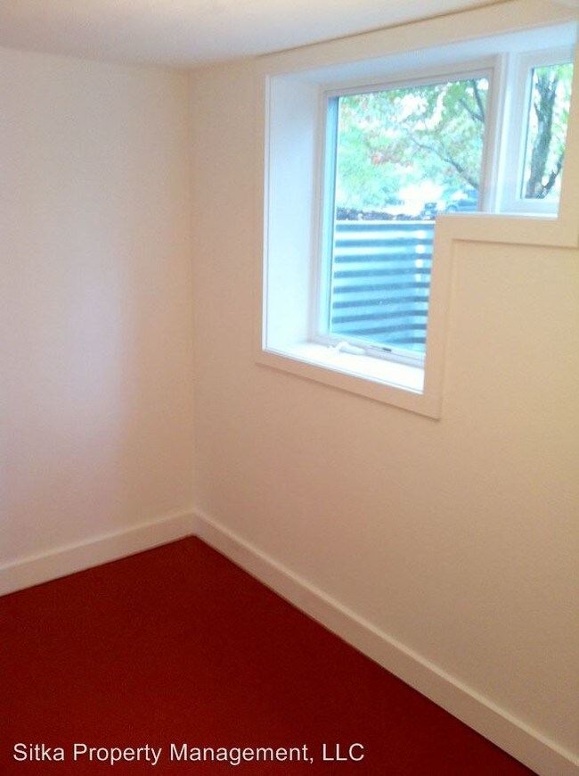 Building Photo - 3 br, 1.5 bath House - 1105 SE Cora st