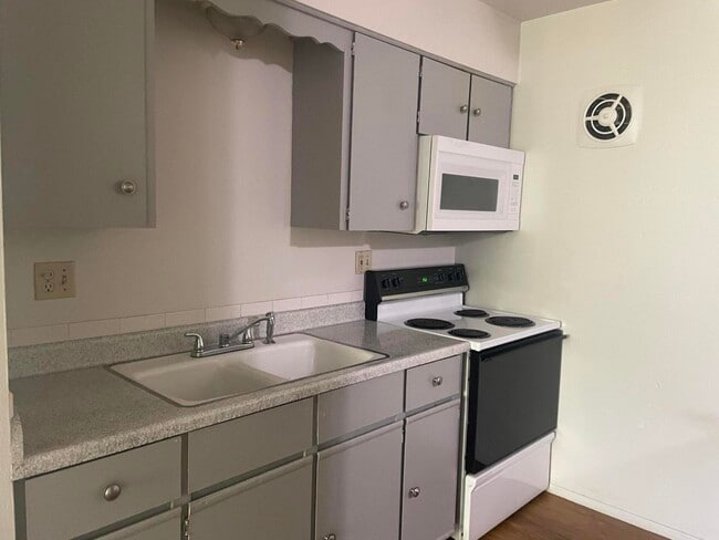 Building Photo - 3811 S 35th St