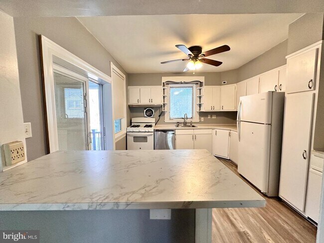 Foto del edificio - 219 Longshore Ave