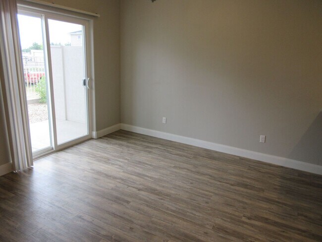 Building Photo - 3 bed -2.5 bath - Newer townhome in the he...