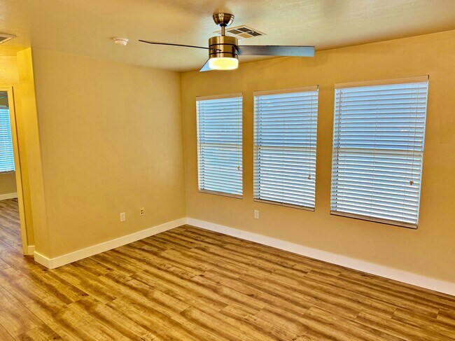 Building Photo - 1551 S Owl Dr