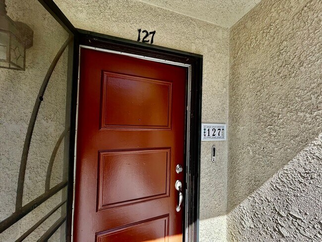 Building Photo - Must See! 2-bedroom 2-bathroom Townhouse!