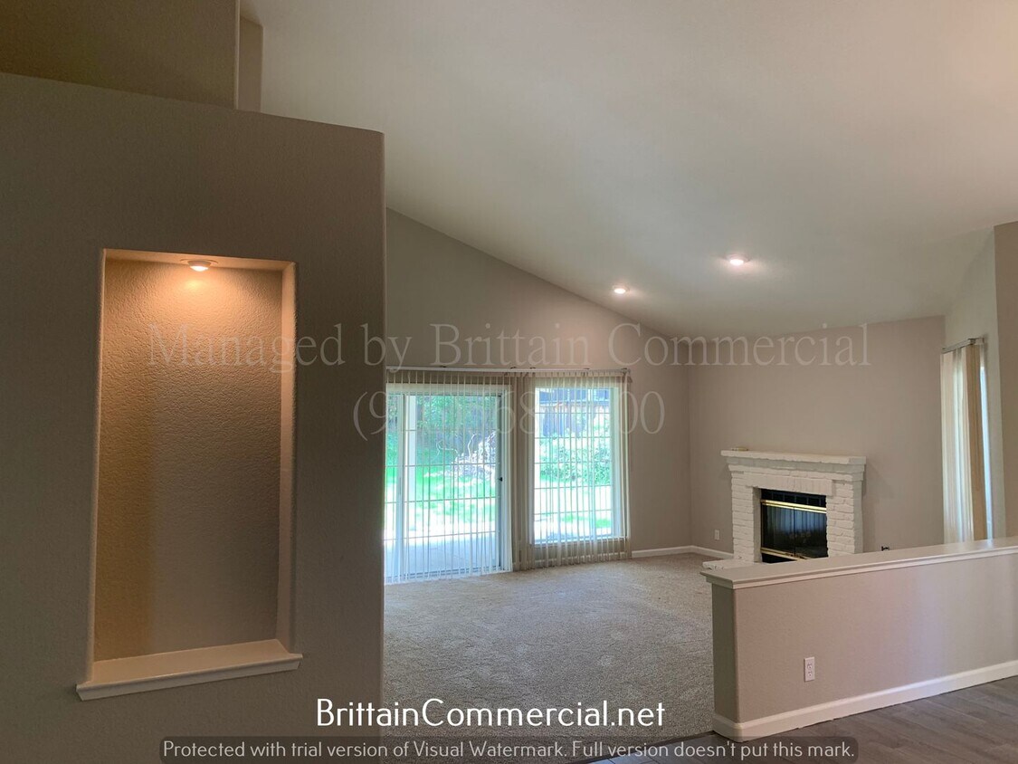Foto principal - Gorgeous 3 Bedroom 2 Bath House at Courtsi...