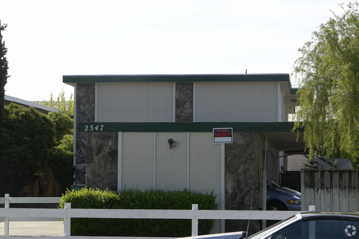 Building Photo - 2347 Chestnut St