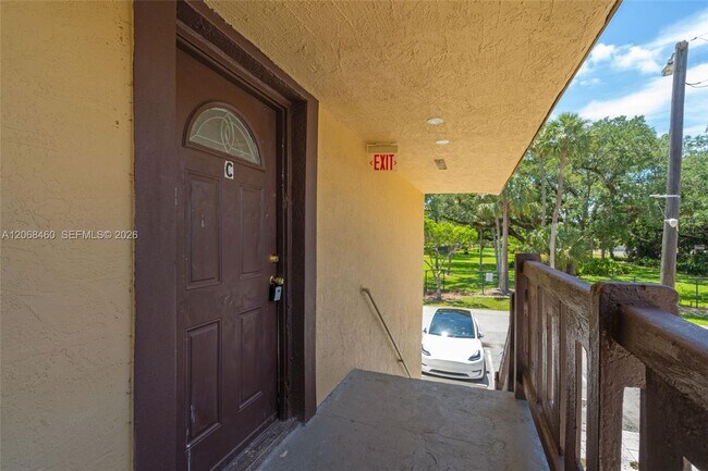Building Photo - 632 SW 16th Ave