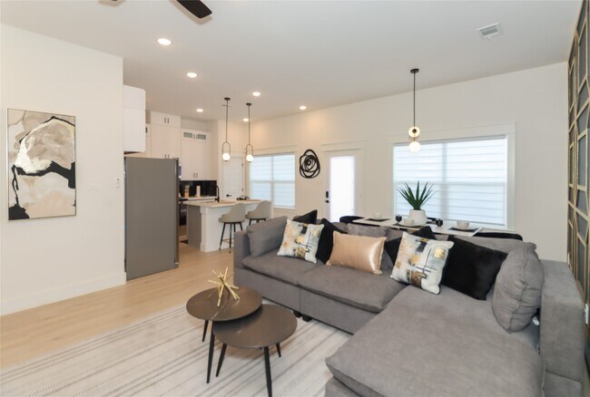 Foto del edificio - 4902 Higgins St