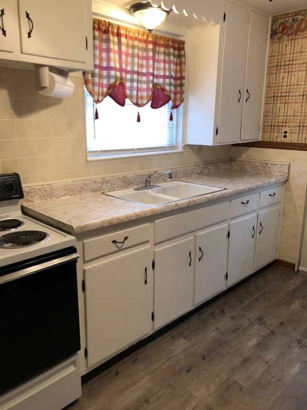 kitchen - 633 W 26th St