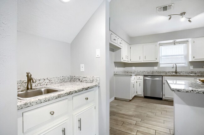 Foto del edificio - 3734 Blue Lake Dr