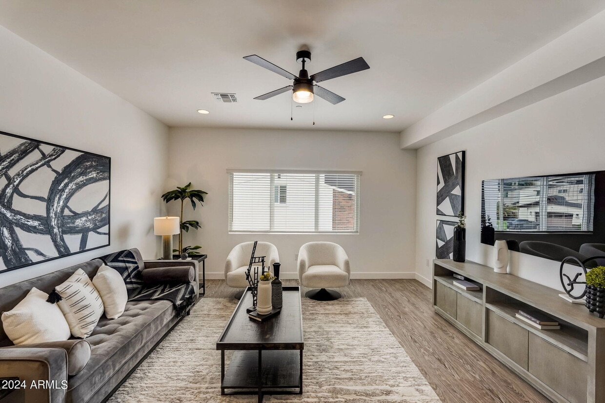 Foto principal - 3645 E Earll Dr