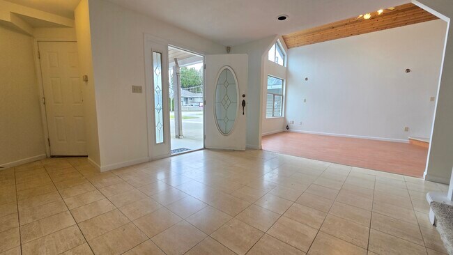 Photo du bâtiment - 4471 Westminster Hwy