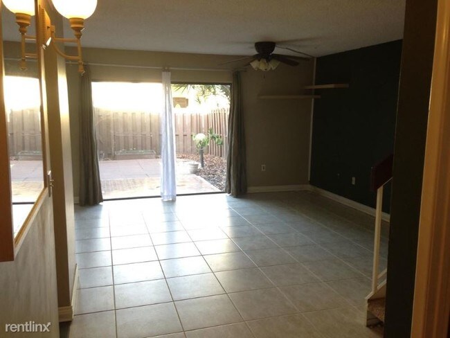 Foto del edificio - 3 br, 2 bath Townhome - 7118 sw 105 ct