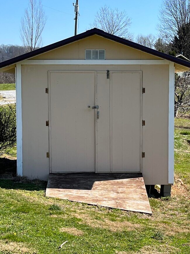 Building Photo - 206 Douglas Drive-Apple Country Home