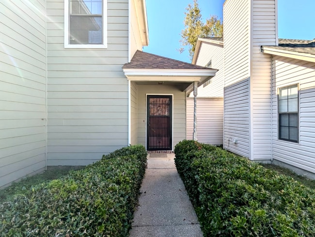 Building Photo - 1736 Augustine Pl