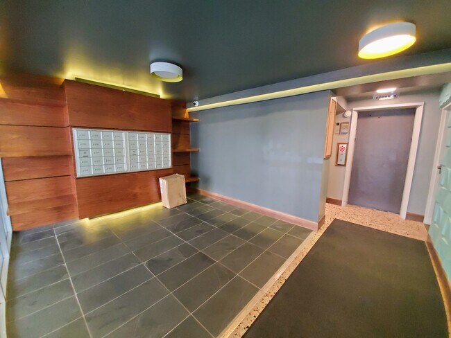 Building Photo - 539 W Stratford Pl