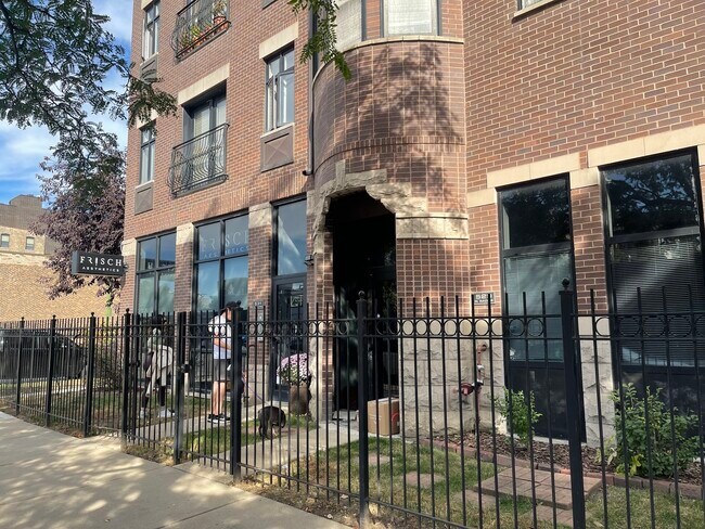 Foto del edificio - 529 N Racine Ave