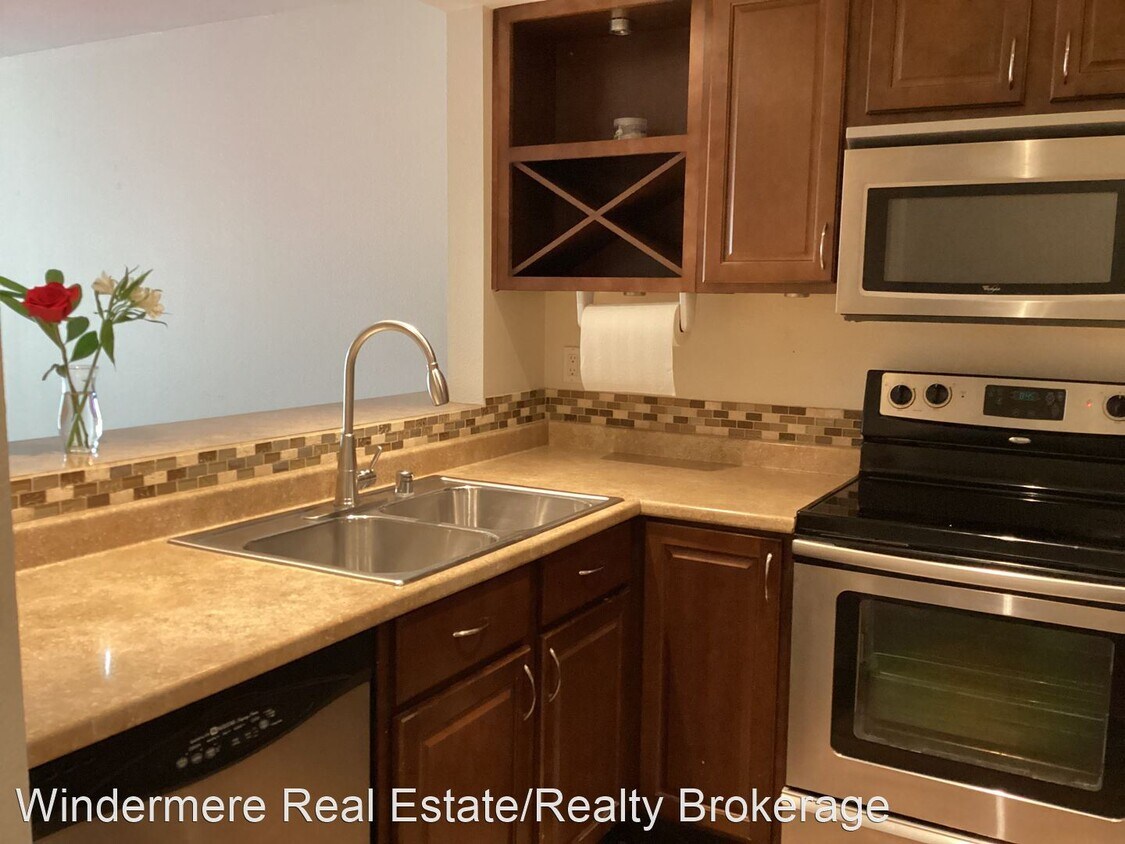Primary Photo - 2 br, 1.5 bath House - 8512 242nd St SW #4