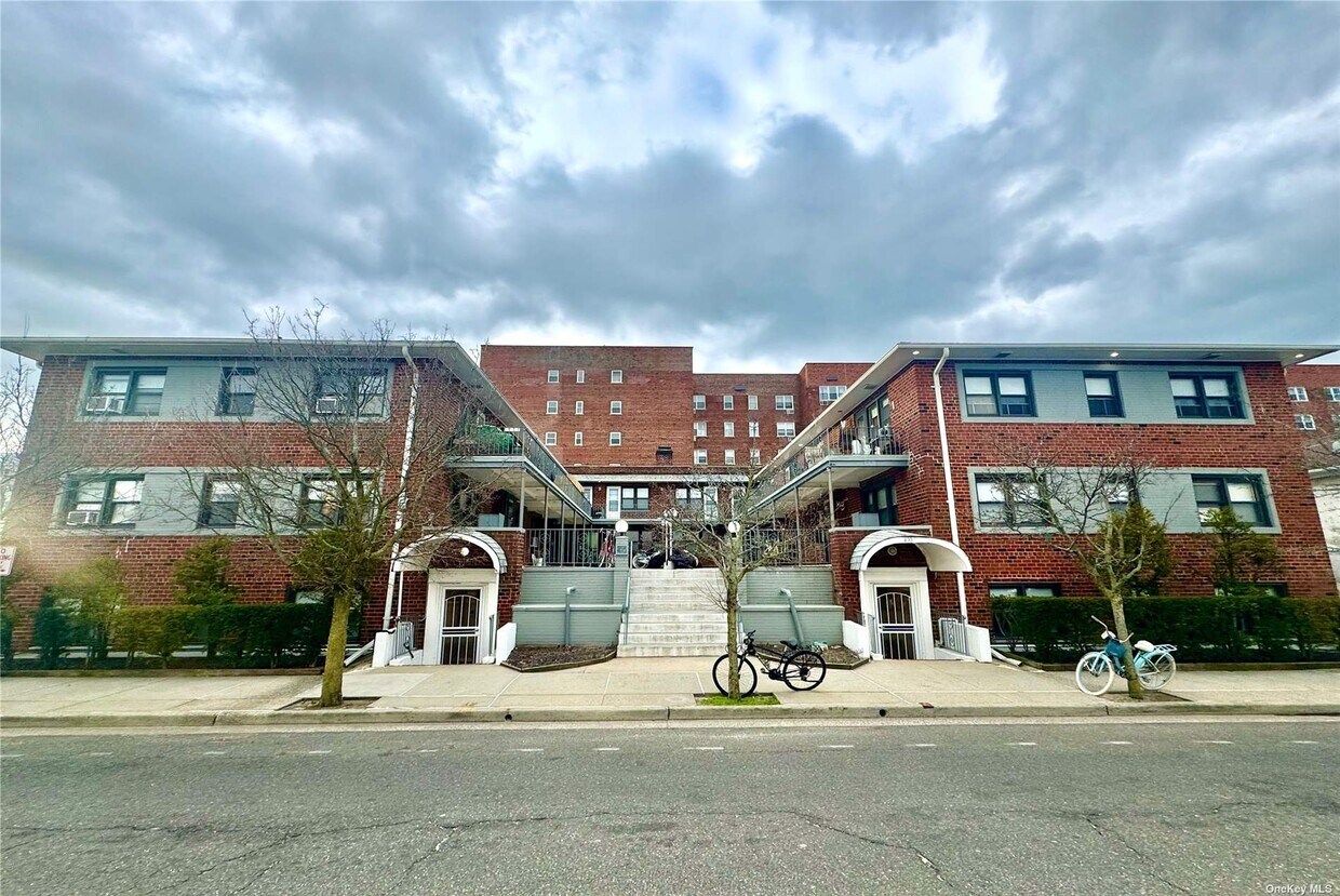 Primary Photo - 470 E Broadway