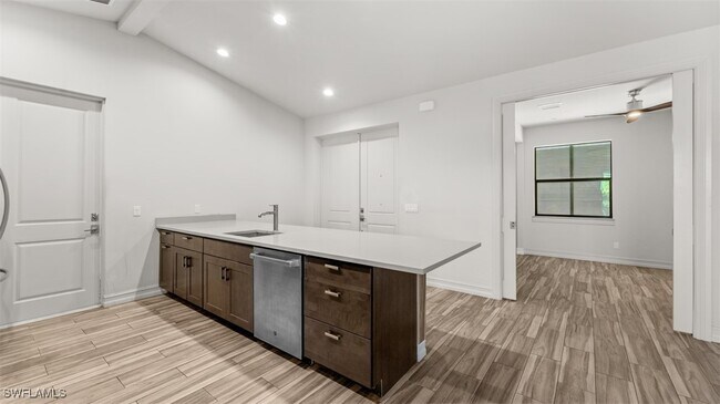 Foto del edificio - 8720 Cypress Lake Dr