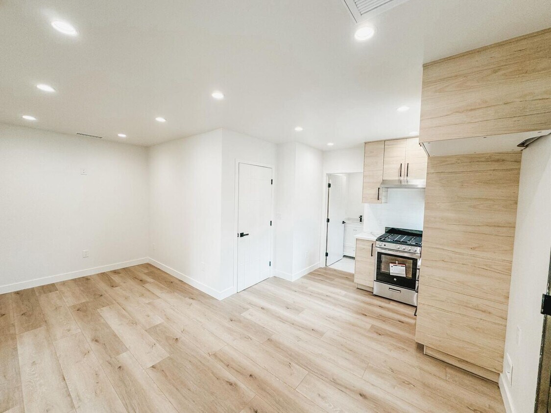 Foto principal - 9637 Corbin Ave