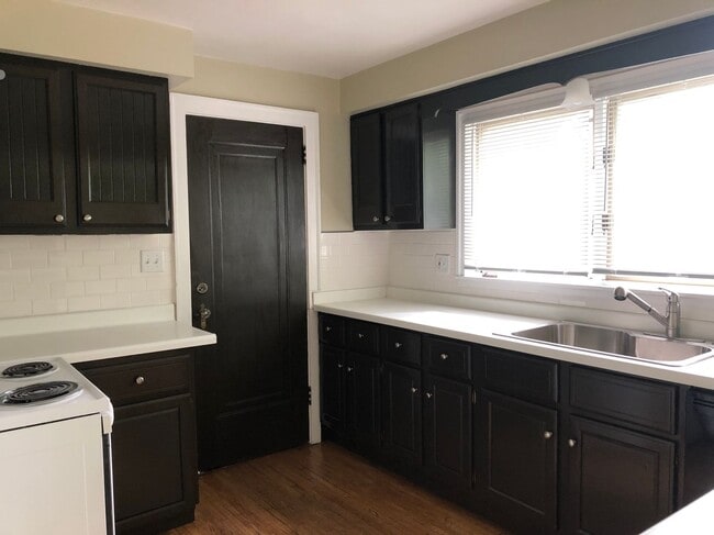 Building Photo - 4632-4632 1/2 Duplex