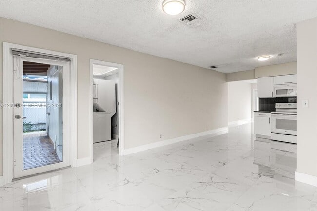 Foto del edificio - 310 SW 76th Ct