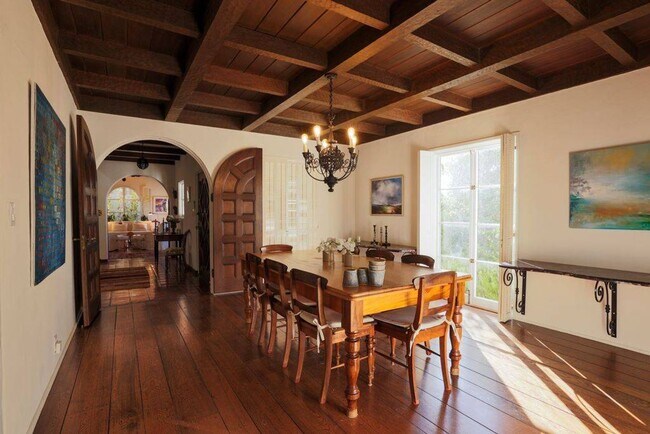 Foto del edificio - Elegant Furnished Spanish-Style Home, 3BR/...